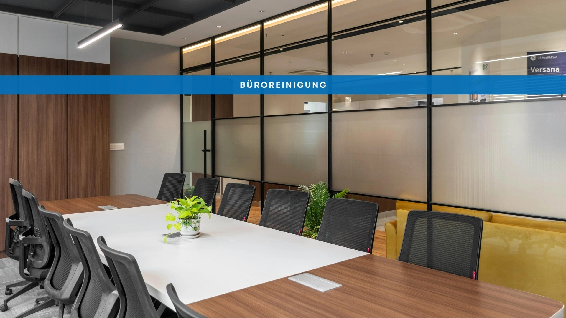 Professionelle Büroreinigung Köln – Reinigung Simon bei der Arbeit